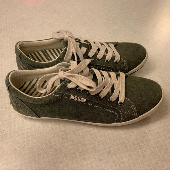 Taos Footwear Shoes - Taos Star green canvas sneakers Size 9